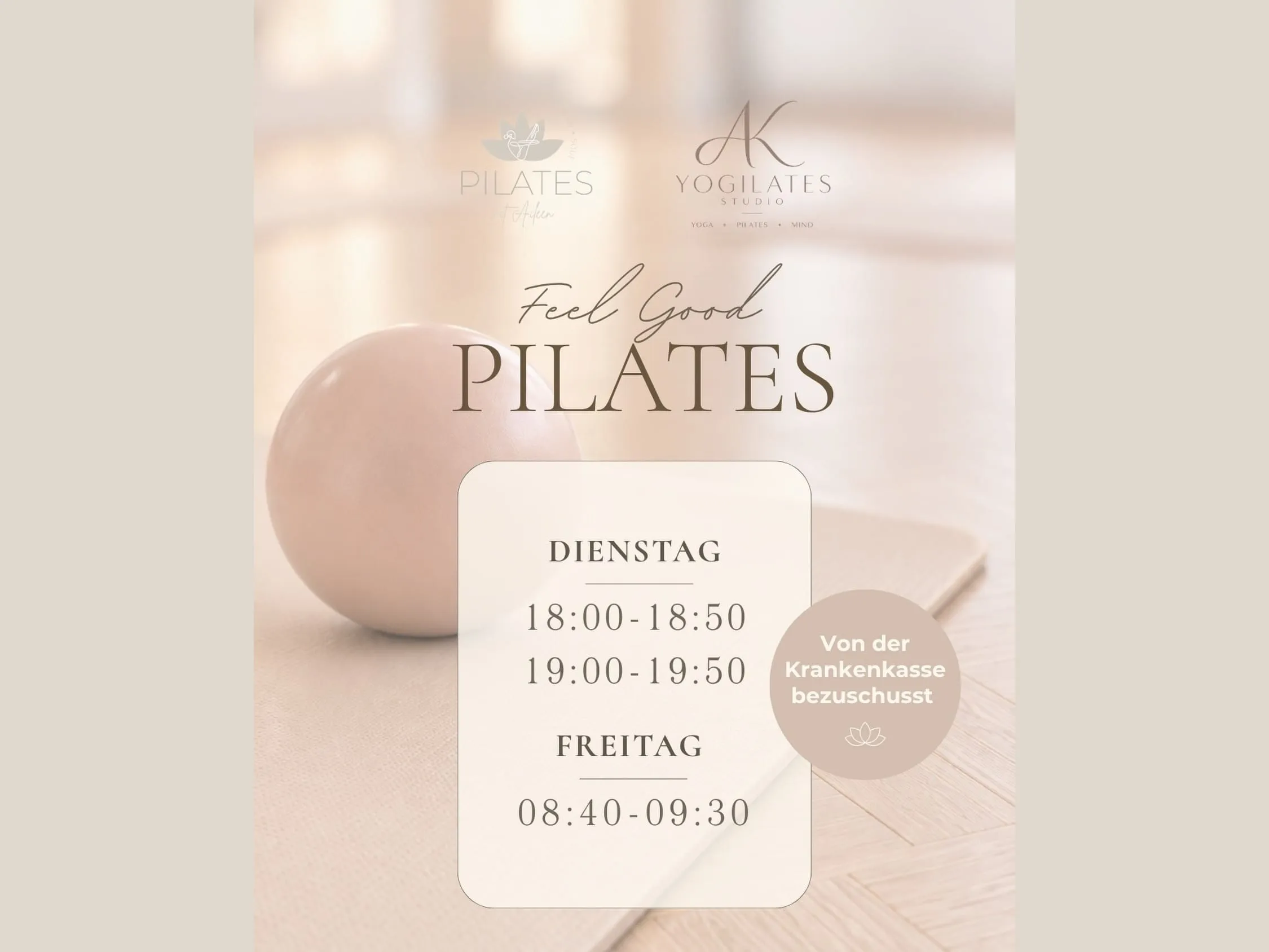 Plakat „Feel Good Pilates“ des AK Yogilates Studios mit den Kurszeiten am Dienstag und Freitag