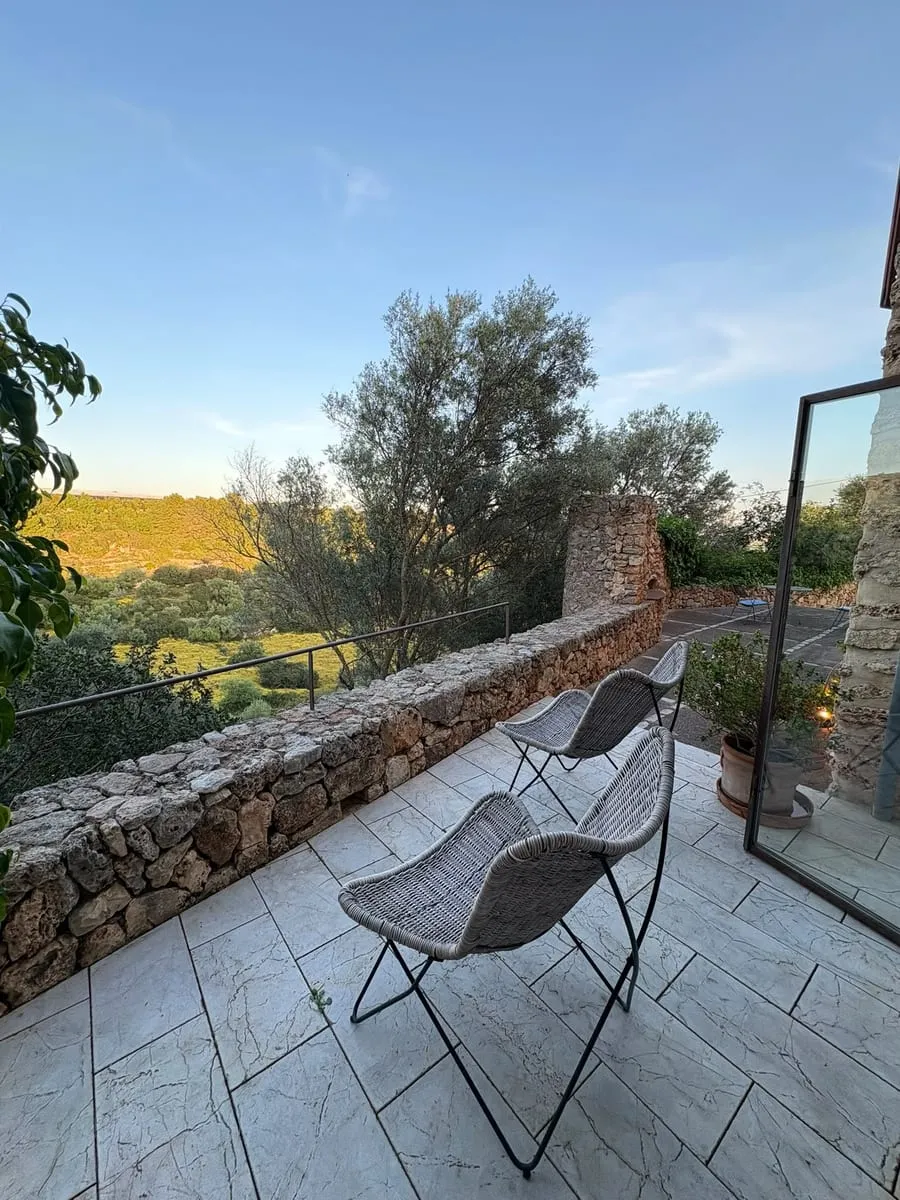 Terrasse mit Sesseln und Blick über die Landschaft Mallorcas